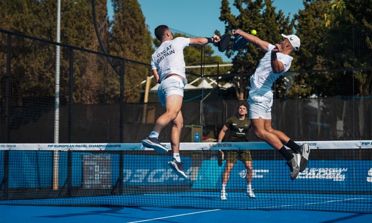 Christian Medina Murphy and Louie Harris jump to hit a smash at the European Padel Championships