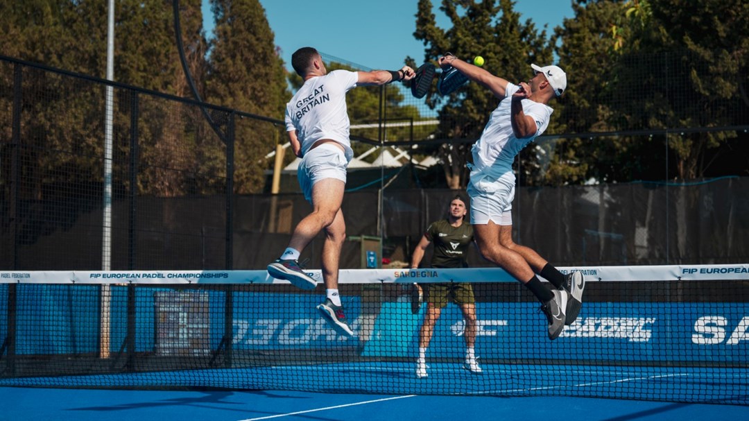 Christian Medina Murphy and Louie Harris jump to hit a smash at the European Padel Championships