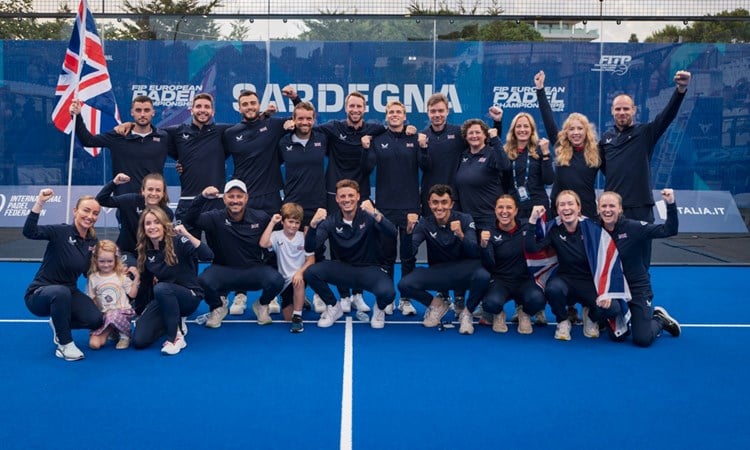 The GB team gather on court at the European Champiosnhips for a team photo