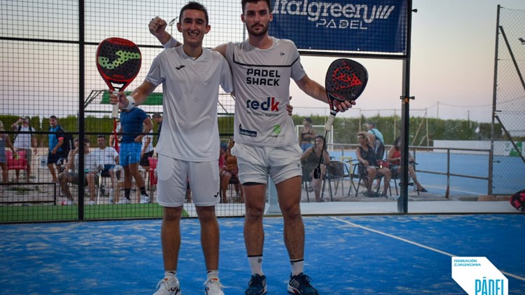 Christian Medina Murphy posing with his padel partner, holding their rackets