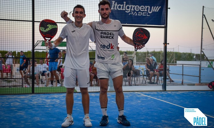 Christian Medina Murphy posing with his padel partner, holding their rackets