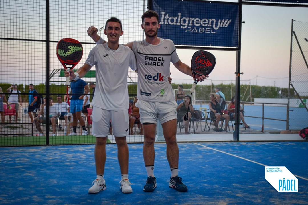 Christian Medina Murphy posing with his padel partner, holding their rackets