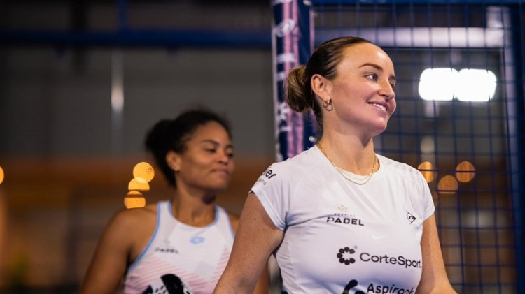 Aimee Gibson walking out on court at the FIP Bronze Bahrain