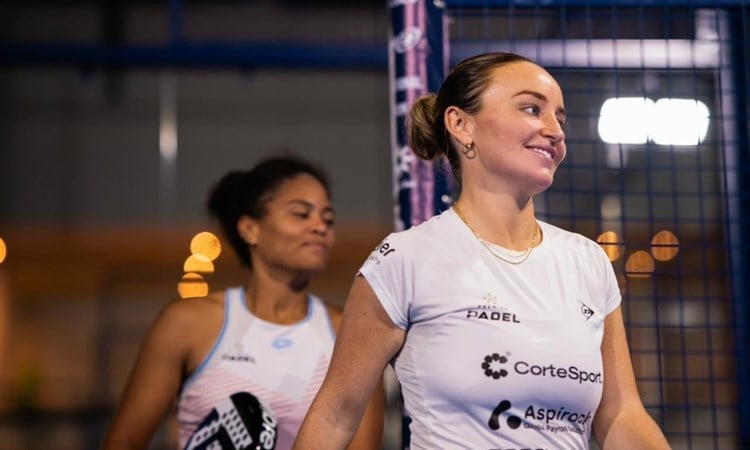 Aimee Gibson walking out on court at the FIP Bronze Bahrain