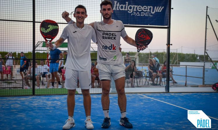 Christian Medina Murphy posing with his padel partner, holding their rackets