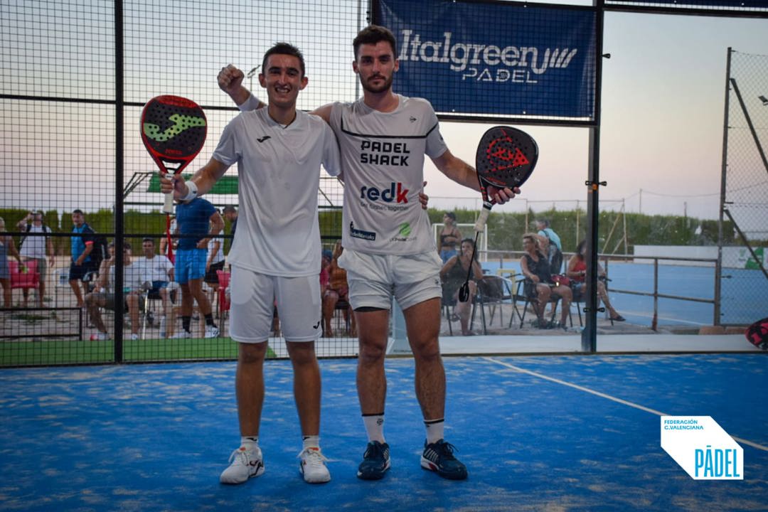 Christian Medina Murphy posing with his padel partner, holding their rackets