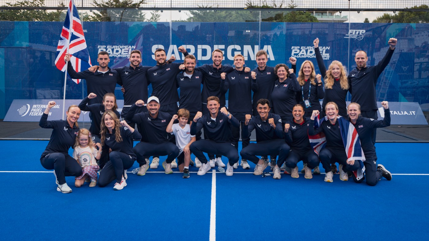 The GB team gather on court at the European Champiosnhips for a team photo