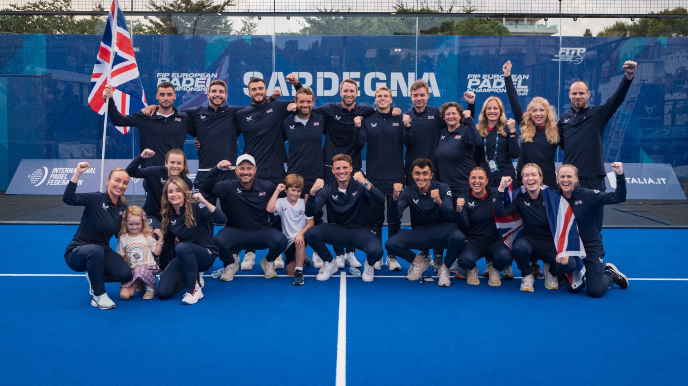 The GB team gather on court at the European Champiosnhips for a team photo
